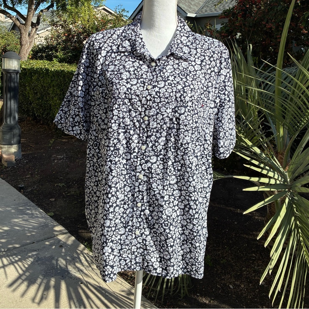 Tommy Hilfiger Navy and White Floral Women’s Camp Shirt Size 1X